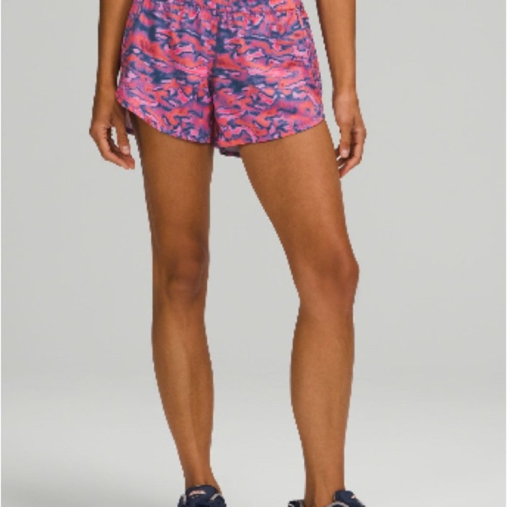 Lululemon tracker mid rise shorts 4”chrome clash multi
